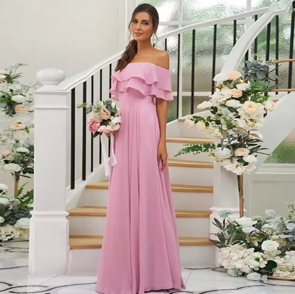 Eleganti abiti da damigella d'onore in chiffon rosa con spalle scoperte increspate volant pieghettato 2024 semplice abito da ballo per festa di nozze personalizzato