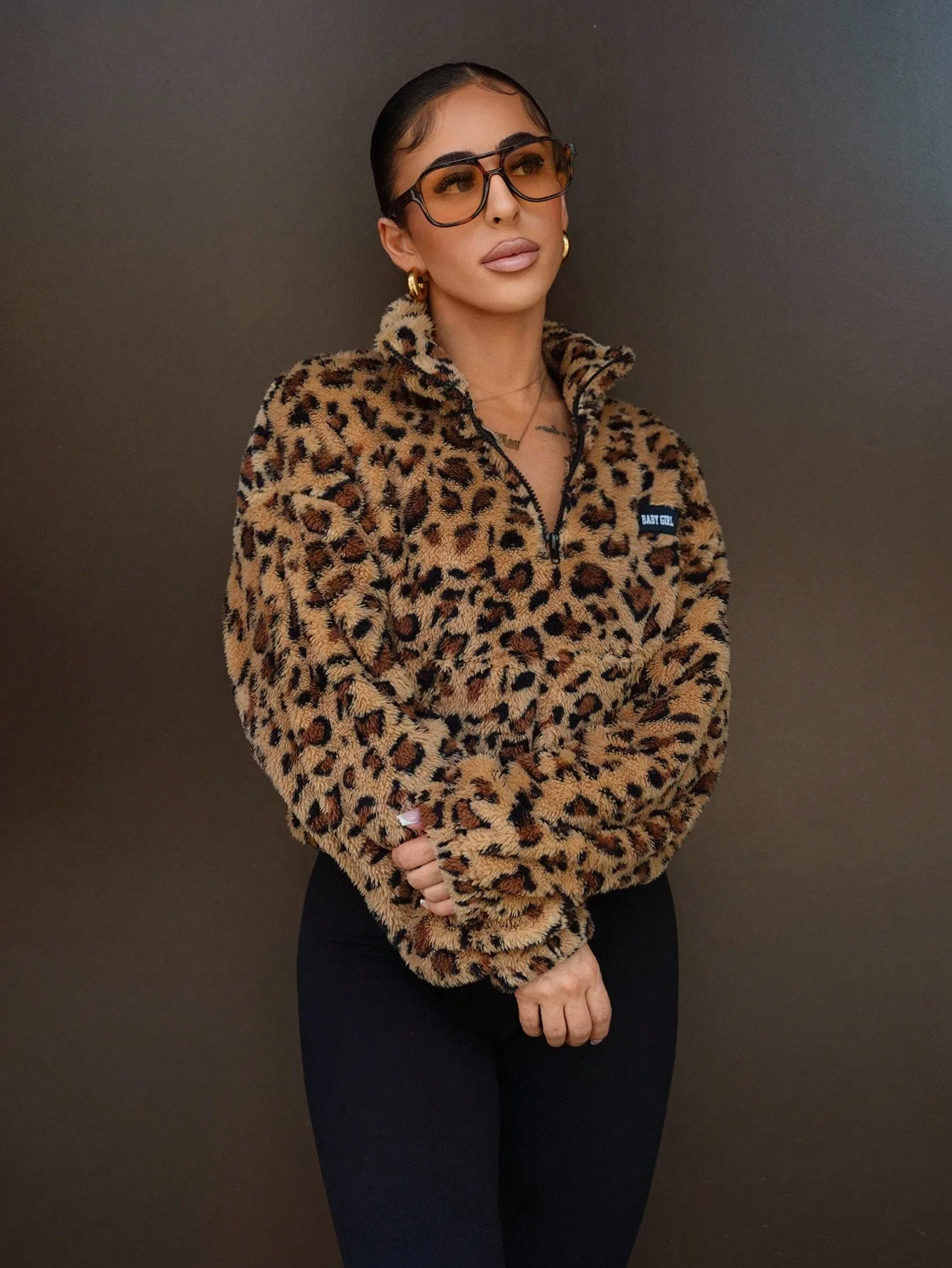 

Женский пушистый свитшот с леопардовым принтом, на молнии до середины груди, с высоким воротником, длинными рукавами, уютный топ