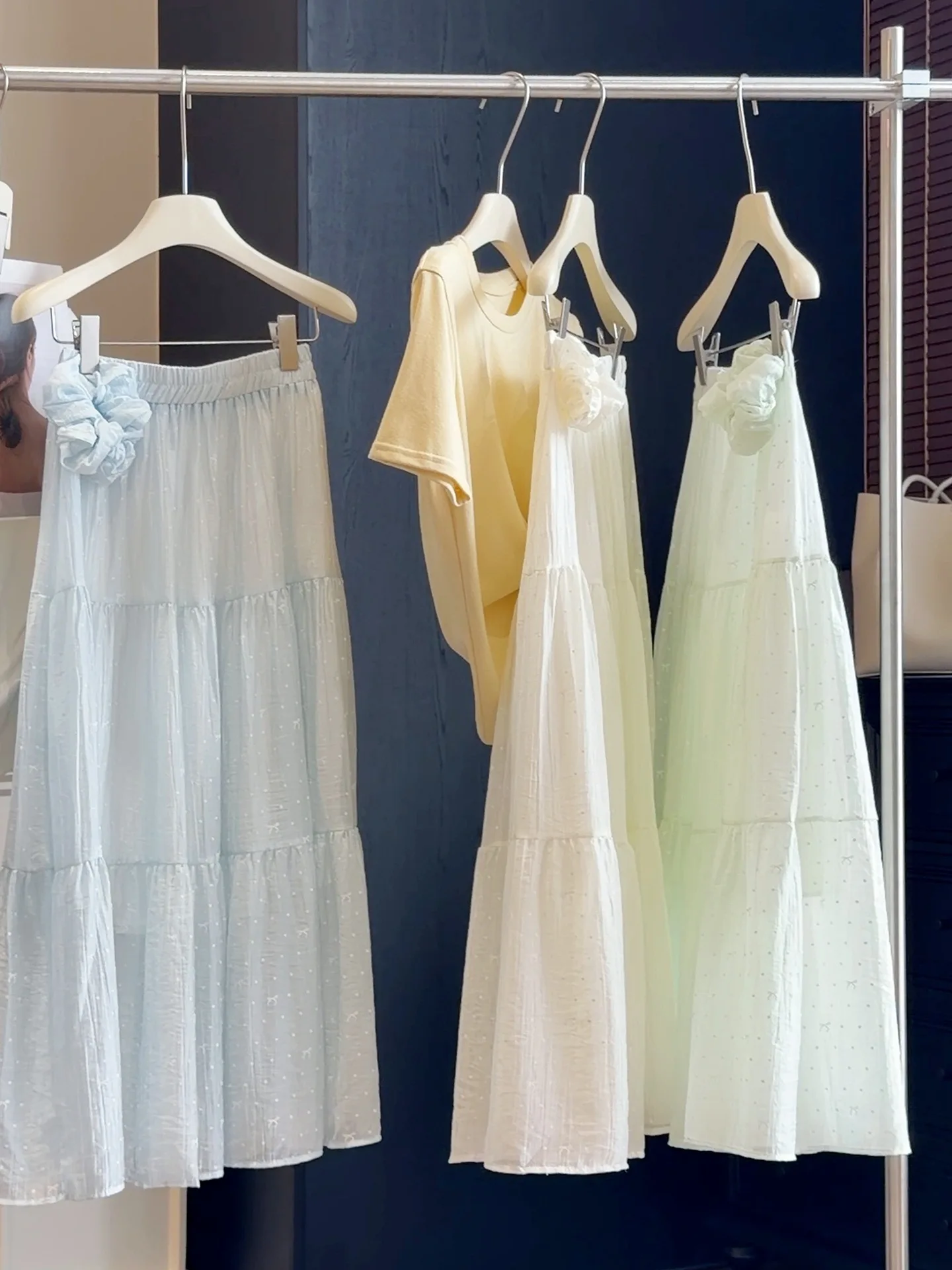 Elastic High Waist Tiny Dot Tiered Midi Skirt Women Detachable Flower Decor Lightweight Flowy Long Skirt 3 Colors