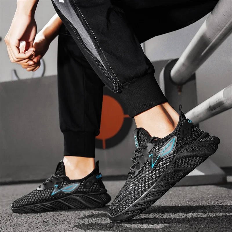 

Мужская повседневная спортивная обувь, сверхлегкие летние кроссовки большого размера с перфорированной сеткой, дышащие, противоскользящие, на плоском каблуке, на шнуровке