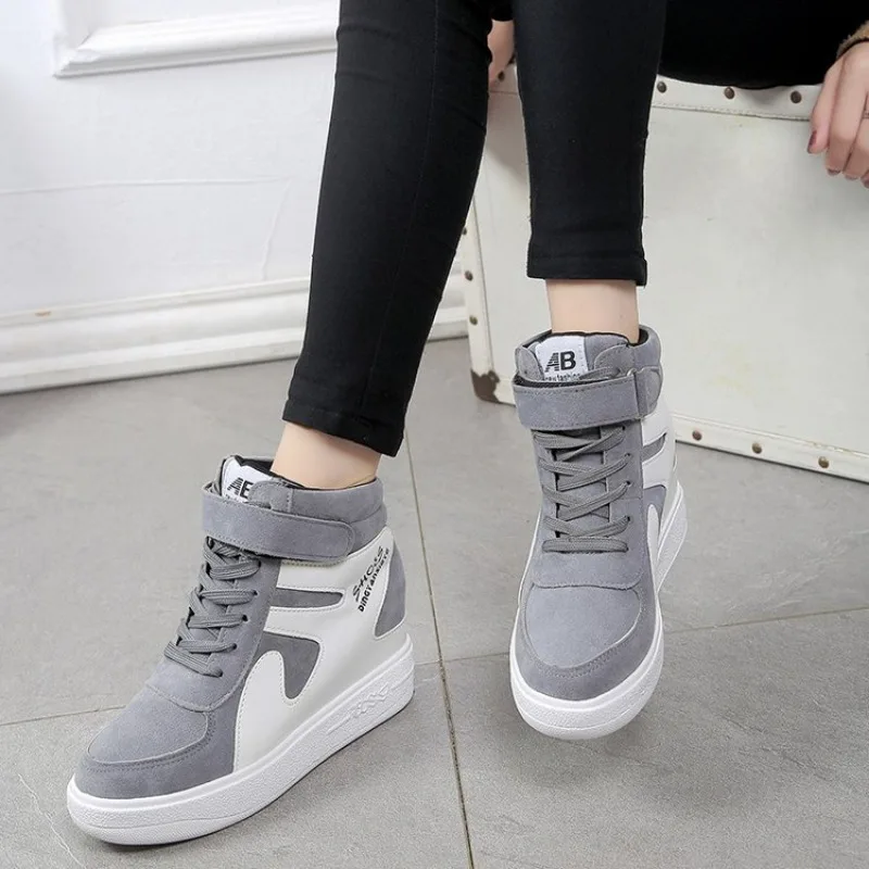 Sneakers rosse donna 2023 nuova piattaforma alta zeppe Casual autunno inverno donna nero aumento interno scarpe vulcanizzate stringate