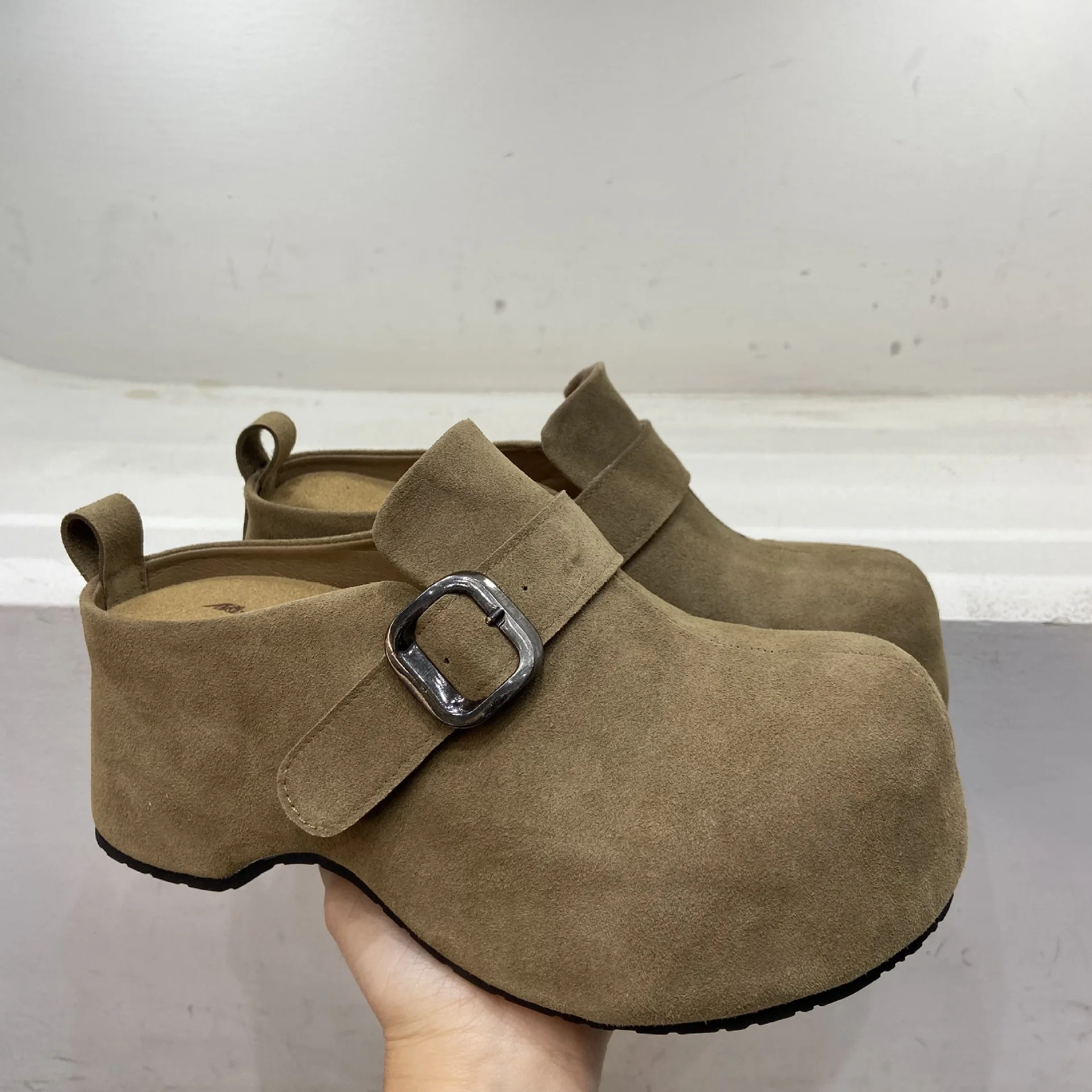 

Spring/Autumn New Women's Khaki Suede Mules Buckle Decor Round Toe Wedge Heel Comfortable Fashion Casual Daily Slip On Slippers