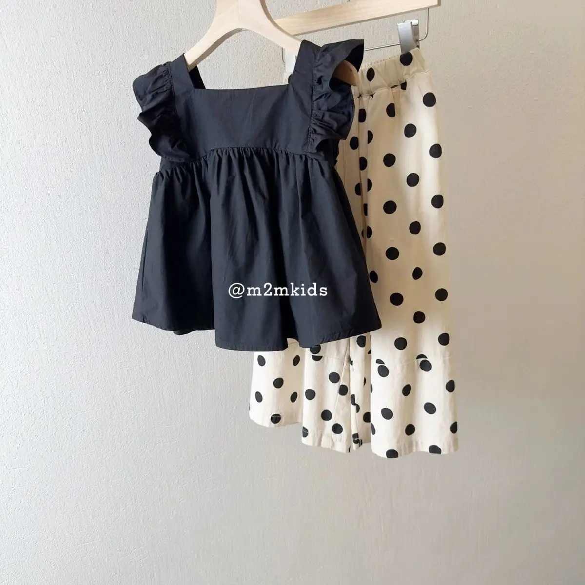 

Girls' Doll Shirt Set Summer New Korean Edition Fashionable Children's Flying Sleeves Tank Top Polka Dot Straight Trouser 2PCS