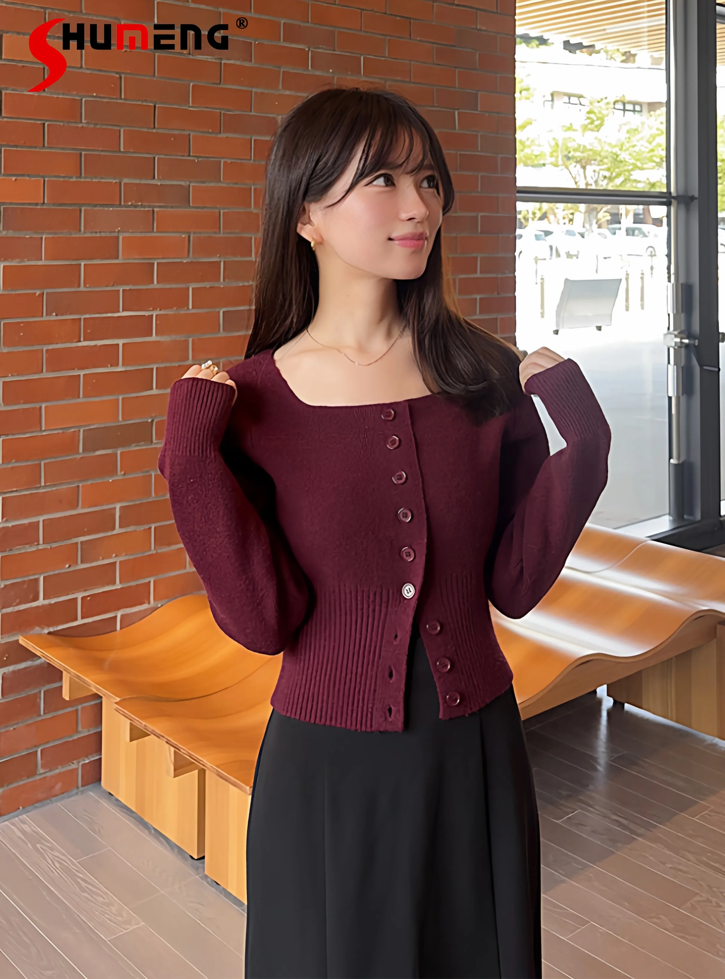 

Элегантный универсальный короткий кардиган в японском стиле с квадратным вырезом, длинными рукавами и однобортной застежкой для женщин, весна 2026, вязаный топ