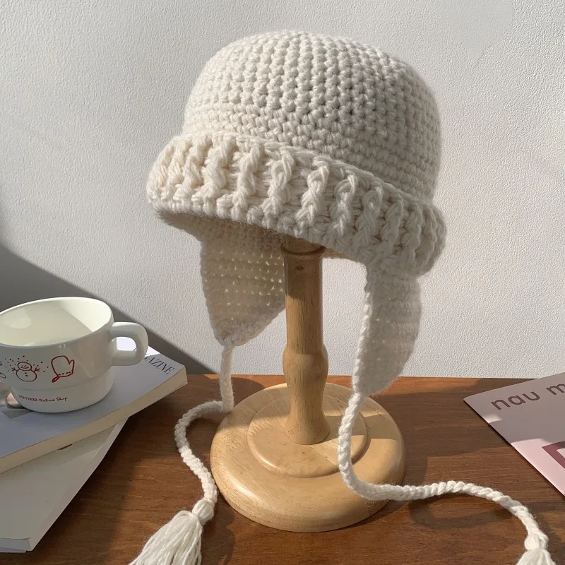 Koreanische Einfarbige Geflochtene Quasten-Ohrenschutz-Strickmütze für Damen, Neue Warme Vielseitige Kuppel-Bombermütze für Herbst und Winter – Detail 1