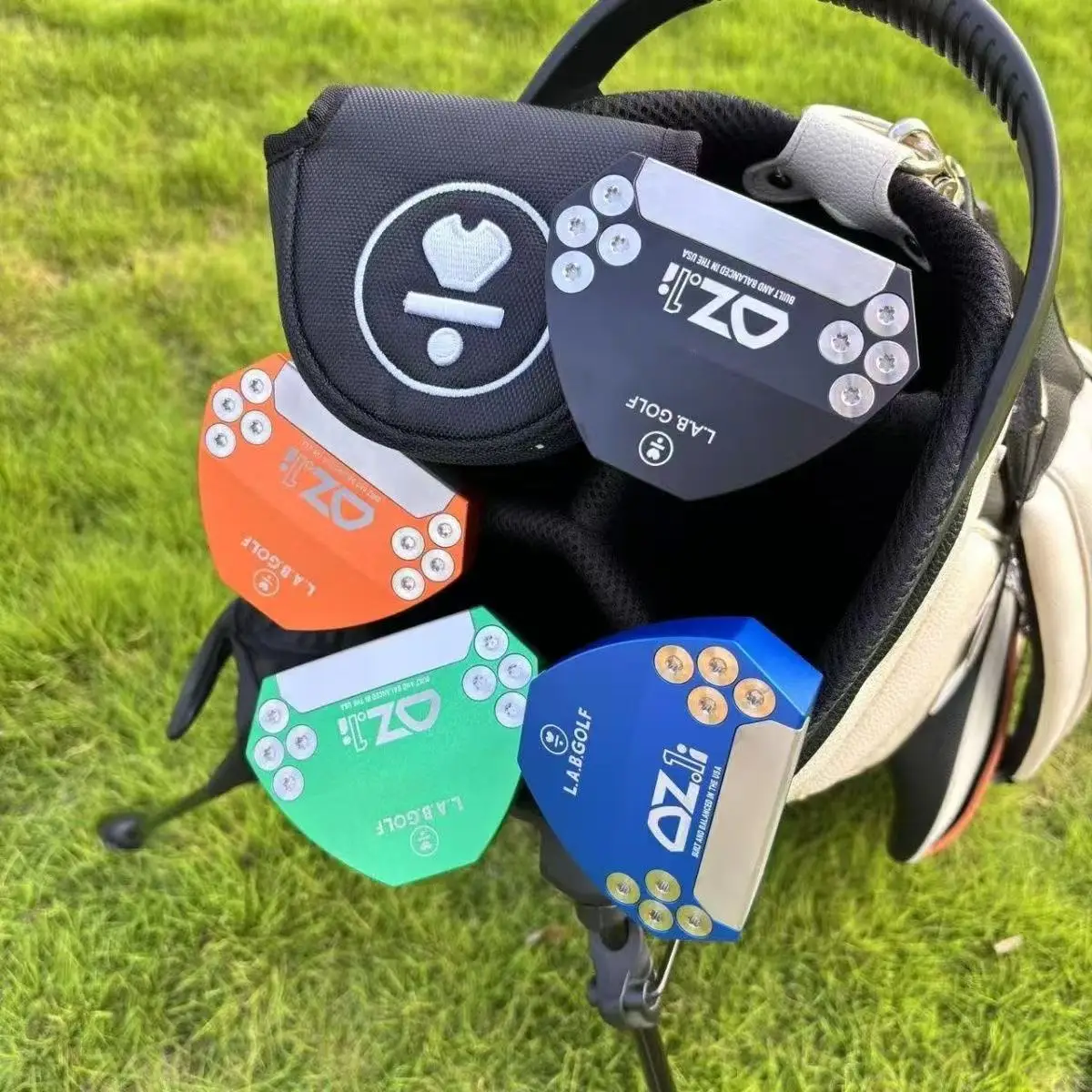 Testa del putter da golf realizzata con processo di forgiatura di materiali in lega di alluminio, che è una mazza da golf comoda e leggera