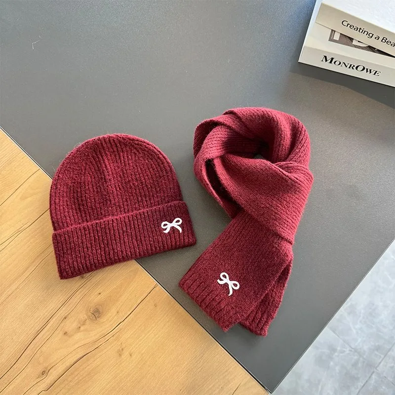 Детская шапка шарф комплект из двух предметов Новинка красная Детская шерстяная тонкая вязаная шапка с вышивкой и бантом для детей среднего возраста