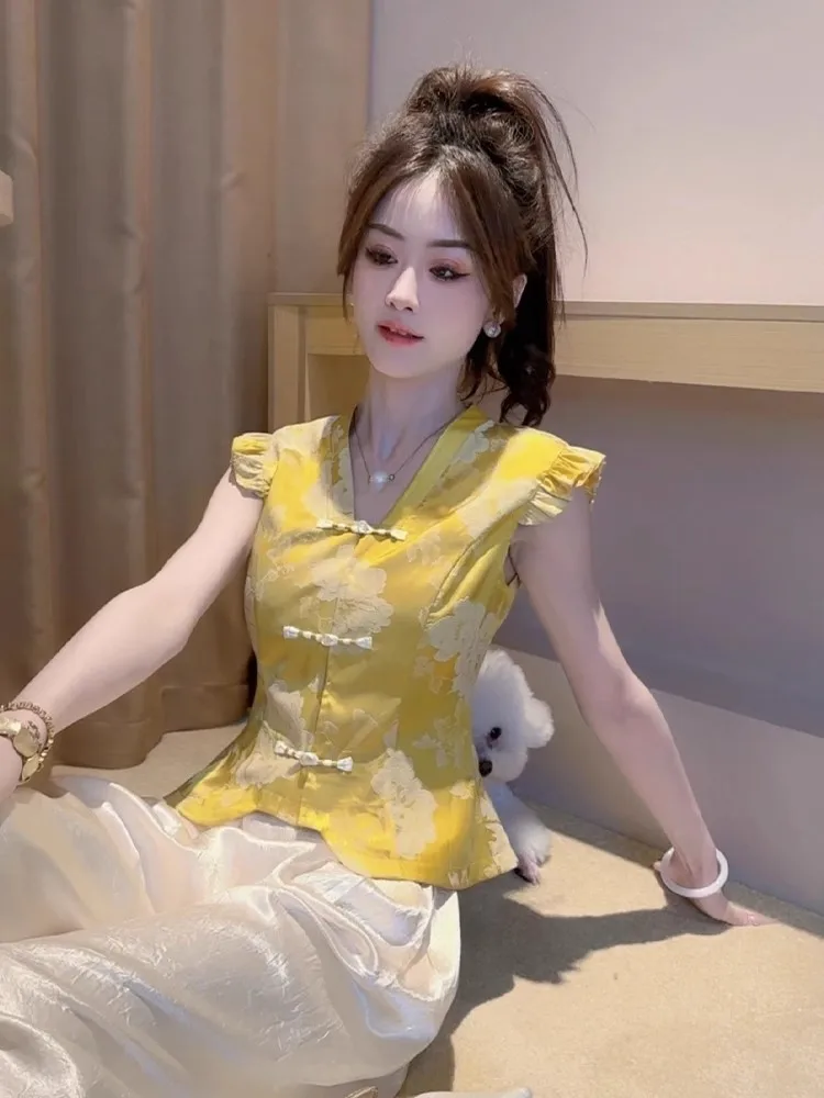 

New 2025 Chinese Sle Faionable Yellow Svel Design Top Versatile Straight Cut V-ne irt for Women 25-50 Years Old