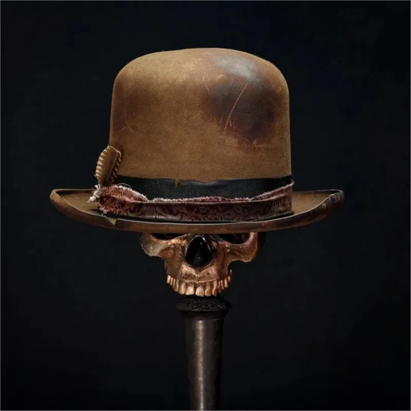 Fashionable round-topped felt top hat