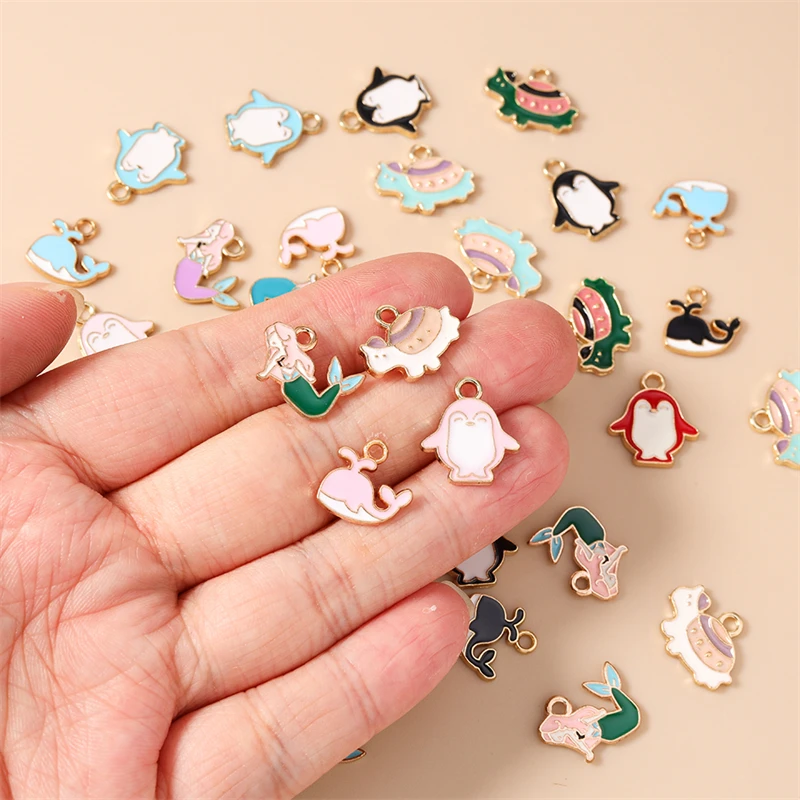 10 Stück Niedliche Emaille-Anhänger mit Meereslebewesen-Motiven wie Meerjungfrau, Schildkröte, Pinguin für Schmuckherstellung, Halsketten, Ohrringe, DIY-Bastelarbeiten, Geschenke – Detail 1