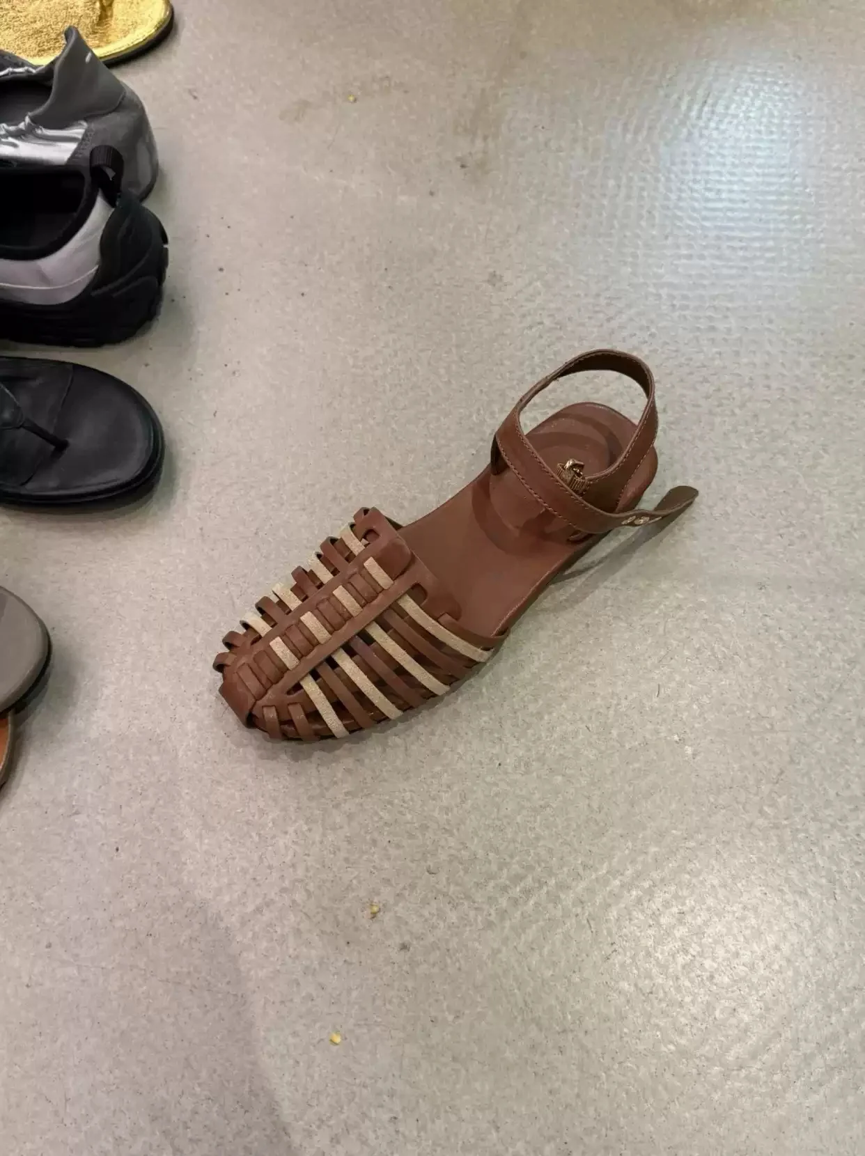 Two Tone Brown Beige Woven Closed Toe Fisherman Sandals Adjustable Ankle Buckle Ladies Beach Travel Soft Summer Casual Footwear