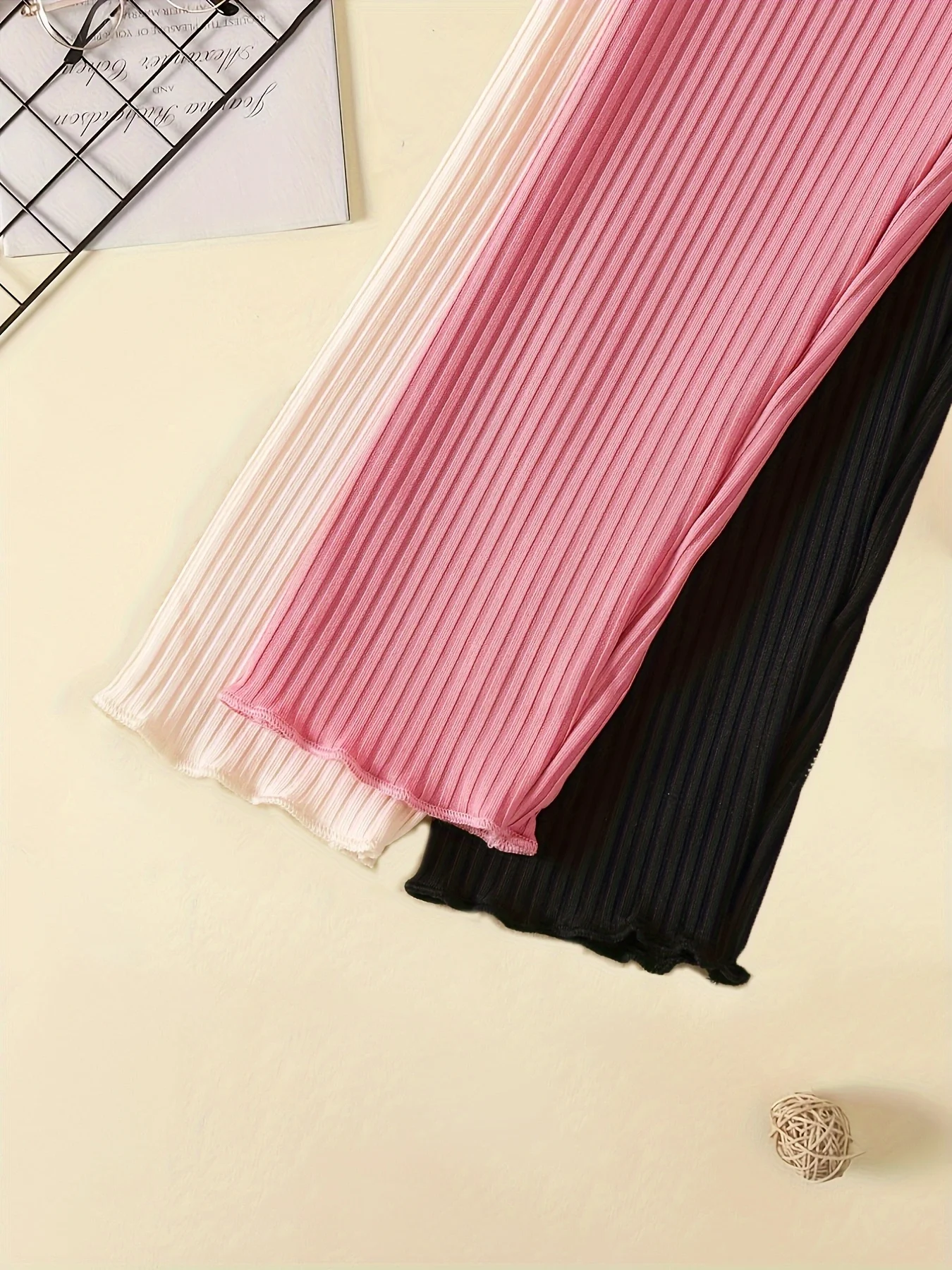 يمكن للأطفال البنات الربيعي الناعم والمريح ارتداء حافة الأذن الخشبية غير الرسمية ذات اللون الصلب مع ثلاثة سراويل