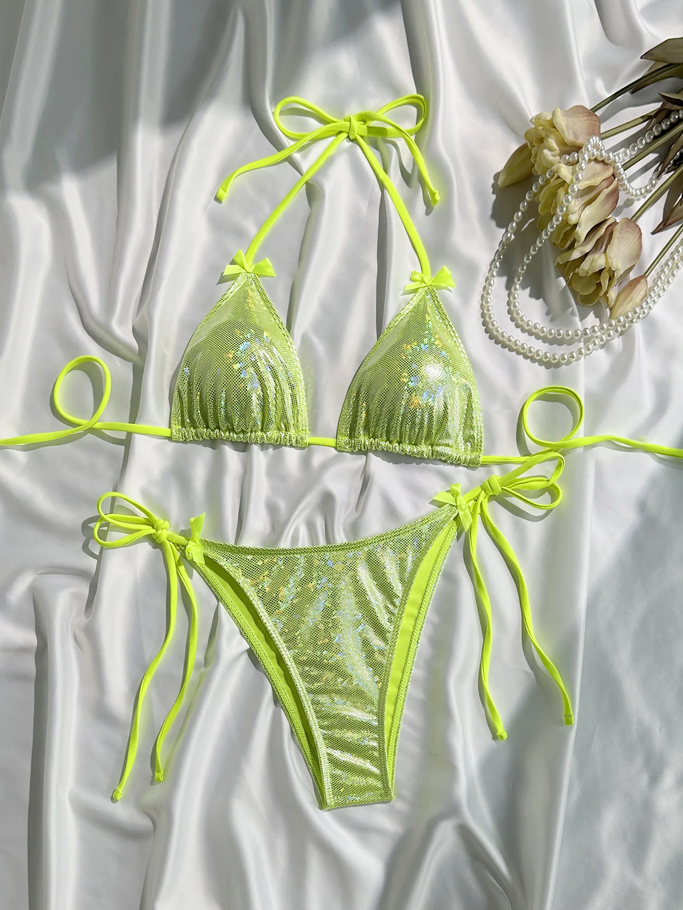 

Блестящий неоново-зеленый микро-бикини 2026: женский сексуальный купальник с бантом, пуш-ап, завязками сбоку, стринги, бразильский крой, бронзовый оттенок
