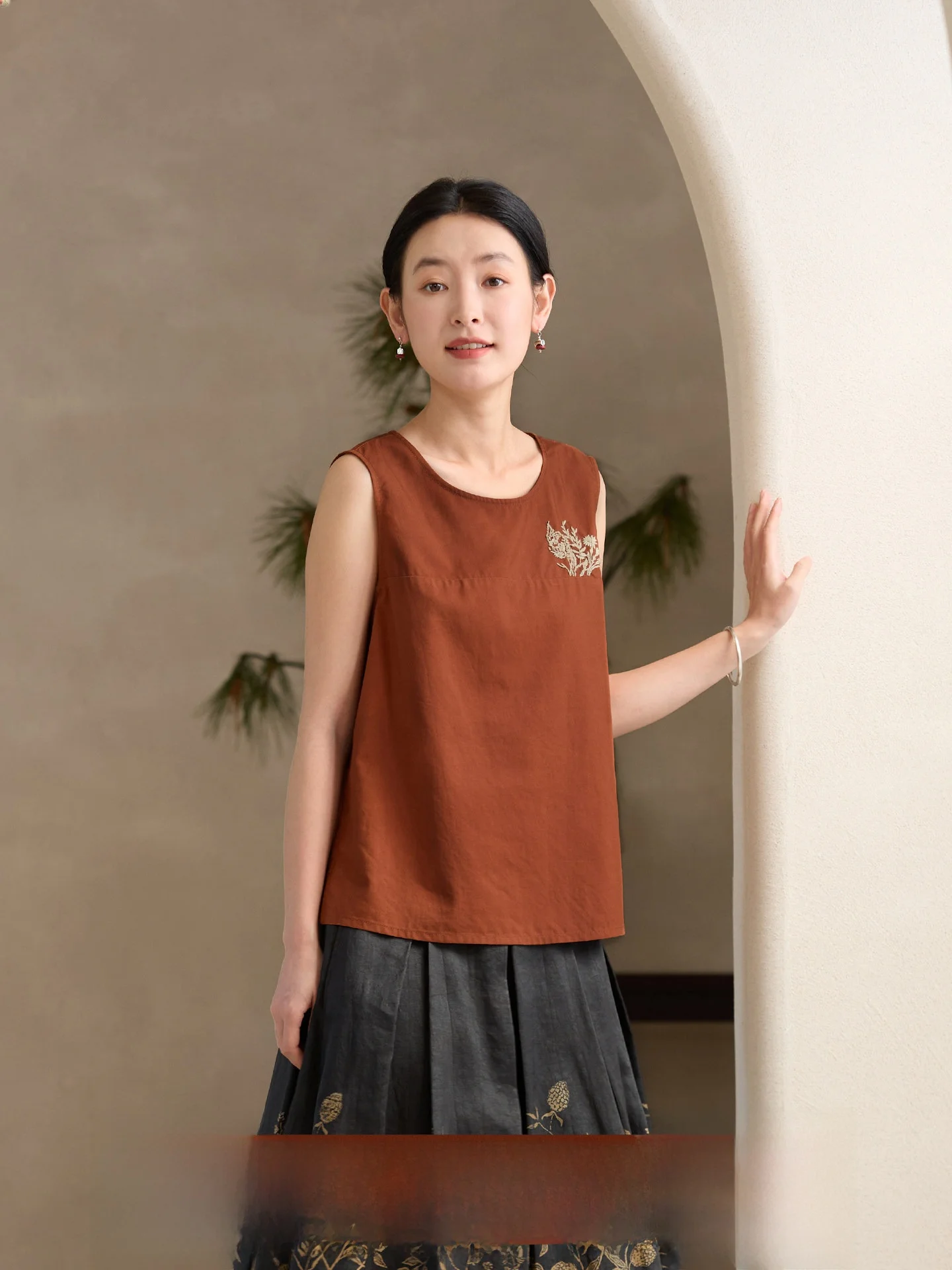 

Ji Xiang Original Design Silk Cotton Yuzhen Dyeing Proc New Chinese Sle Base Layer Vest Floral Embroidery Women's F...