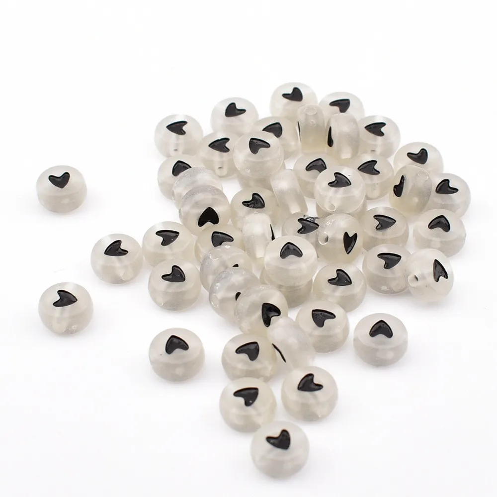 50 teile/los 7*4*1mm diy acryl buchstaben perlen rund leuchten beige hintergrund schwarz liebe perlen für schmuck herstellung