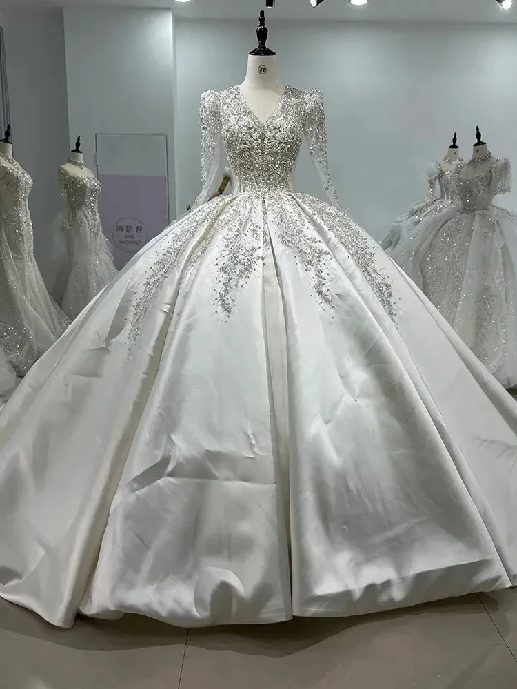 Abito da sposa in raso con scollo a V a maniche lunghe 2025 Nuovo abito francese di lusso a coda lunga Abito da sposa lucido personalizzato