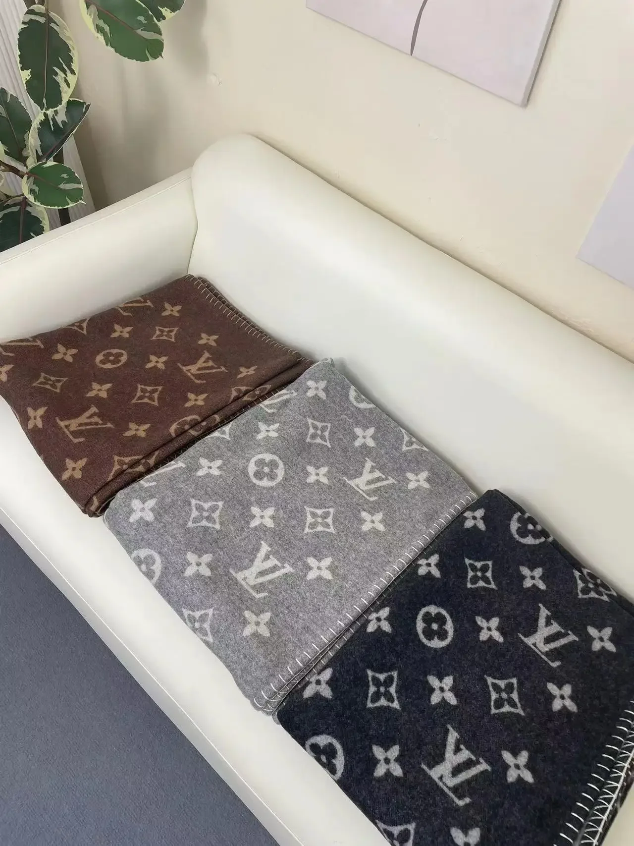 Letter wool blanket, winter thick warm nap, luxurious office blanket