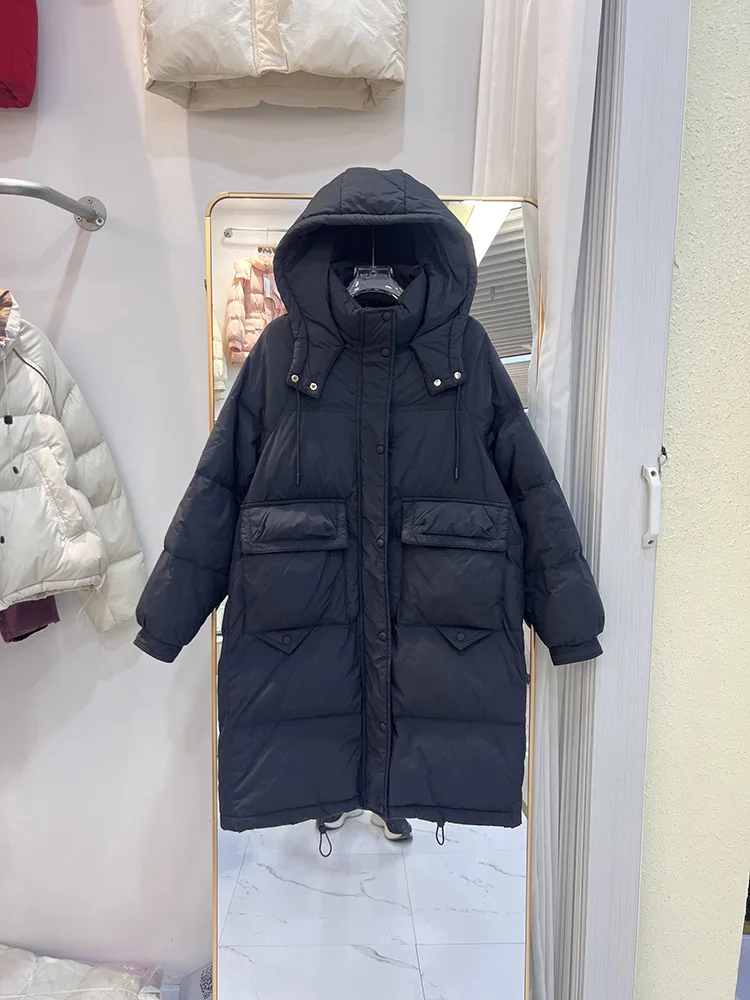 سترة نسائية طويلة بلون سادة شتوية جديدة بغطاء للرأس سميك ودافئ وجيب كبير سترة فضفاضة من ريش البط الأبيض