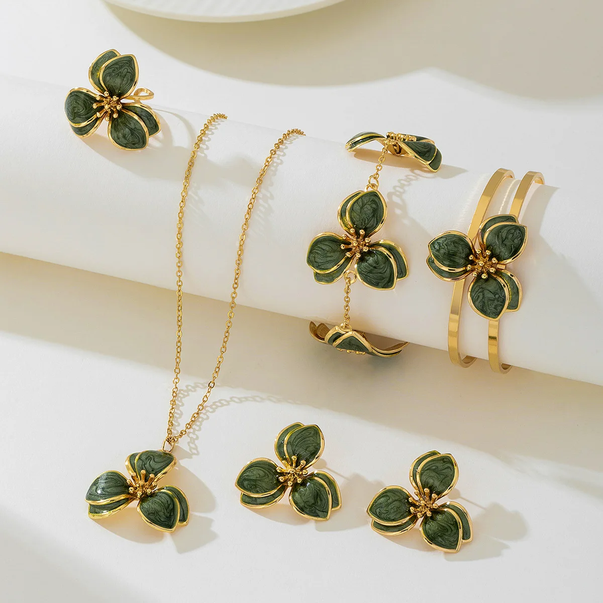Lucky Green Enamel Three-Petal Flower Earrings Necklace Ring Bracelet Five-Piece Set for Woman Fashionable Party Charm Jewelry