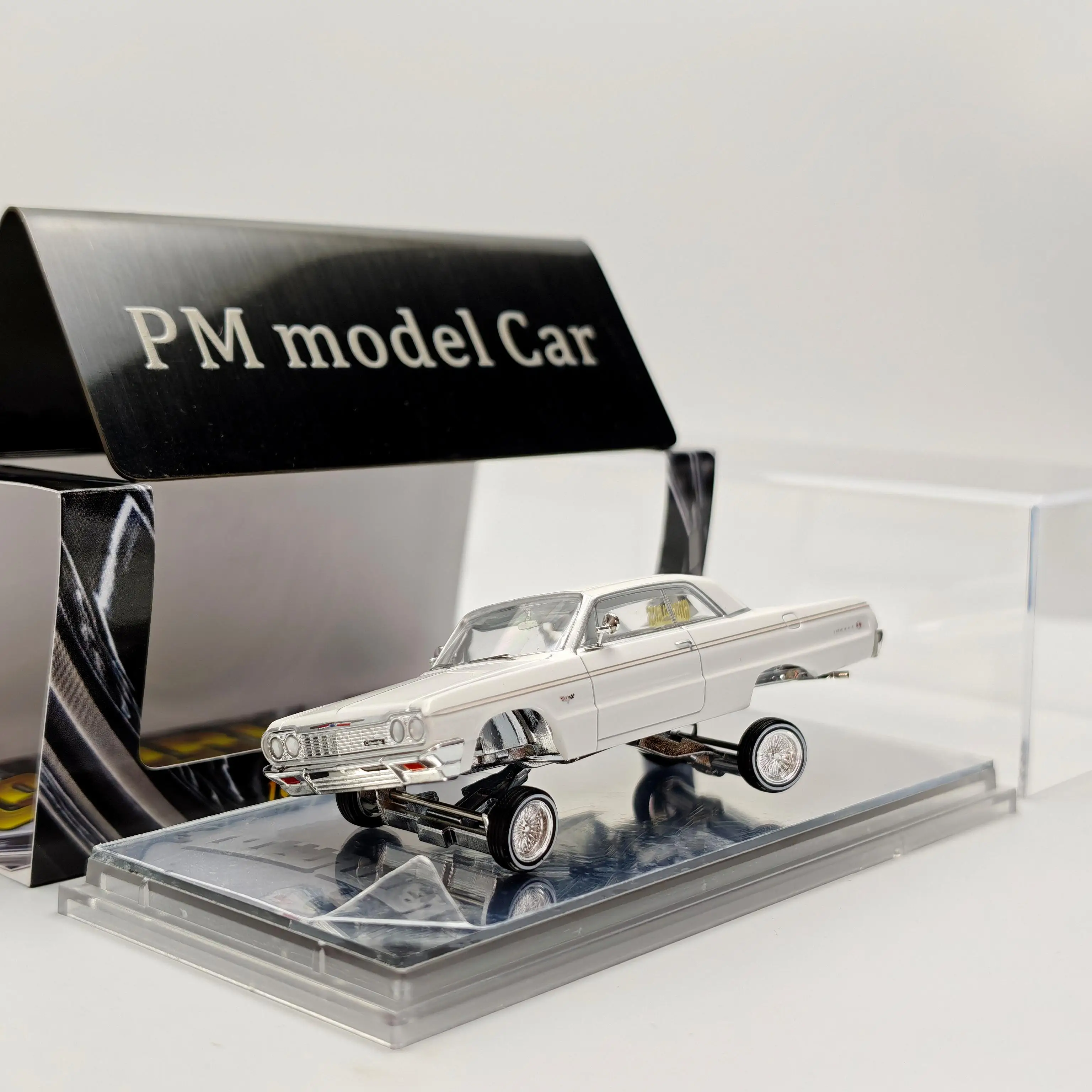 En stock: Coche de juguete de aleación a escala 1:64 Chevrolet Impala 1964 Low Rider Rojo y Blanco, nuevo color, modelo coleccionable, regalo, exhibición estática.