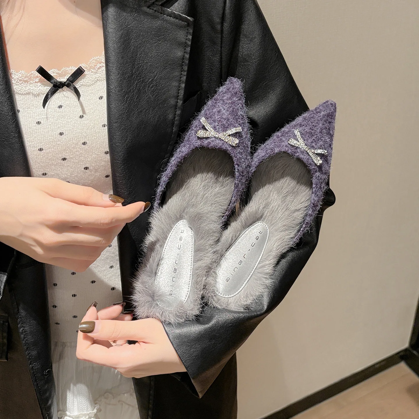 

Женские тапочки Bloomsteps на высоком каблуке, тонкий каблук, кроличий мех, закрытый носок, полутапочки, острый носок, женская меховая обувь