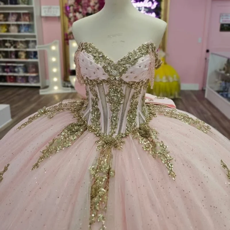 

Блестящее светло-розовое платье Quinceanera с открытыми плечами, кружевное кристаллическое блестящее платье с длинным хвостом и бантом, платья de 15, Quinceanera ﻿ Настроить