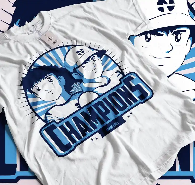 T-shirt unisex leggendario eroe di calcio - stile anime giapponese, azione sportiva classica, abbigliamento Otaku, vibrazioni retrò anni '80, Japa