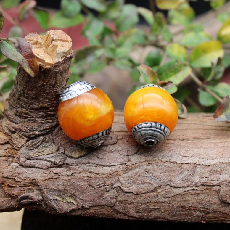 China classical white copper hand-inlaid beaded beeswax bead bracelet clothing accessories.