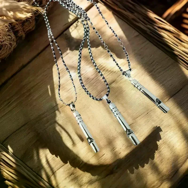 

1 шт., ожерелье со свистком, сплав, громкий, прочный, для выживания на открытом воздухе, инструмент для пешего туризма, кемпинга и приключений, спортивное снаряжение для выживания