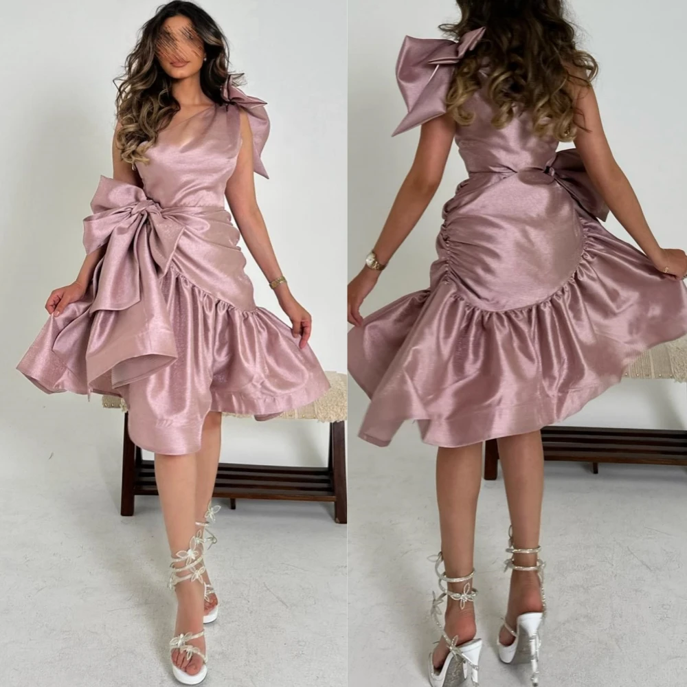 Um ombro Joelho de comprimento Satin Dress, A-Line Bow plissado, Bespoke Ocasião Vestidos, Wedding Party