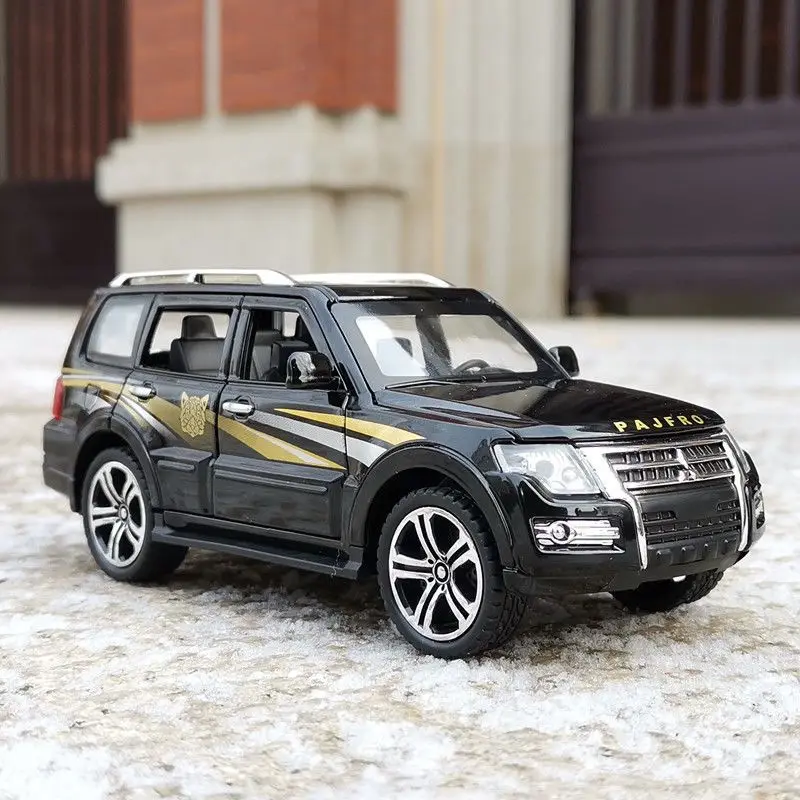 1:32 Mitsubishis PAJERO SUV Alloy Car Model Diecast Metal Toy Off-road Vehicles Car Model High Simulation Sound Light Kids Gifts