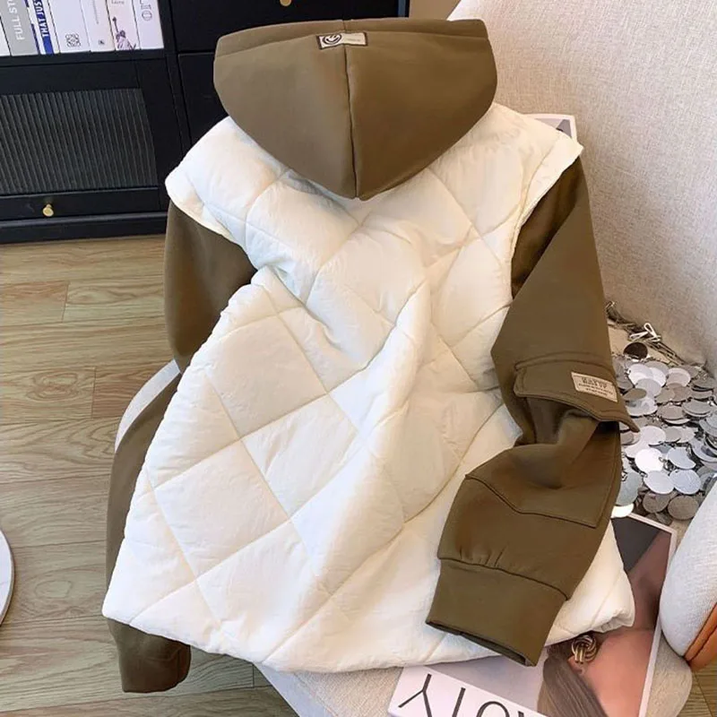เสื้อโค้ทแฟชั่นฤดูหนาวปี 2025 แบบต่อผ้าหนา อุ่นสบาย สไตล์ยุโรป มีฮู้ด ดีไซน์สองชิ้นในตัวเดียว ผ้าฝ้าย สำหรับผู้หญิง