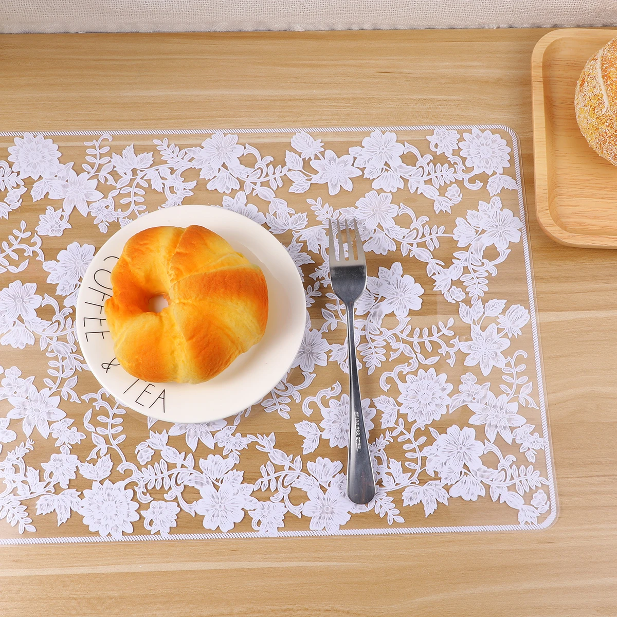 Tovaglietta bianca in PP da 2 pezzi, impermeabile, facile da pulire, con fiori di pizzo, sottobicchiere addensato per caffè, tè, cena, antigraffio