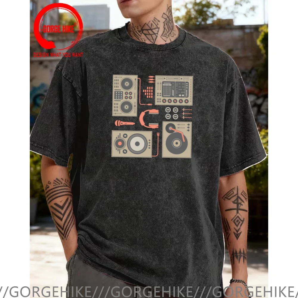 

Винтажная футболка из выстиранного хлопка с забавным дизайнерским принтом: цифровая иллюстрация DJ-пульта. Мужская модная повседневная футболка.