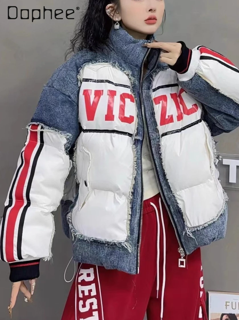 

2025 зимняя новая модная уличная женская хлопковая куртка с уникальным лоскутным буквенным принтом, свободные утолщенные теплые джинсовые хлопковые пальто, тренд