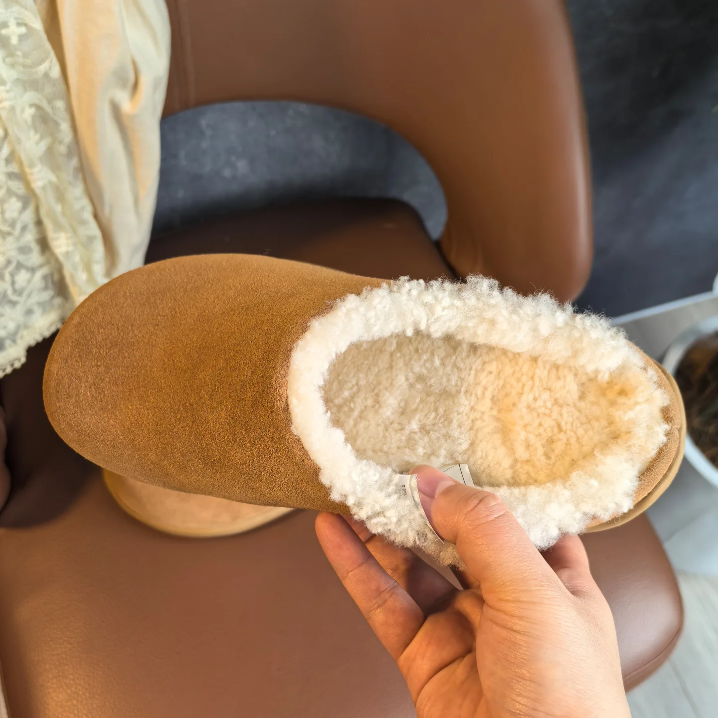 Zapatos de patatas pequeñas de lana para mujer, botas de nieve a la moda, piel, todo incluido, suela suave de cuero, terciopelo de invierno, 2025