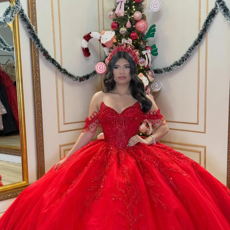 

Блестящие красные платья Quinceanera с блестящими цветами и кристаллами, многослойное платье с открытыми плечами и длинным хвостом, Vestido 15, Quinceanera на заказ
