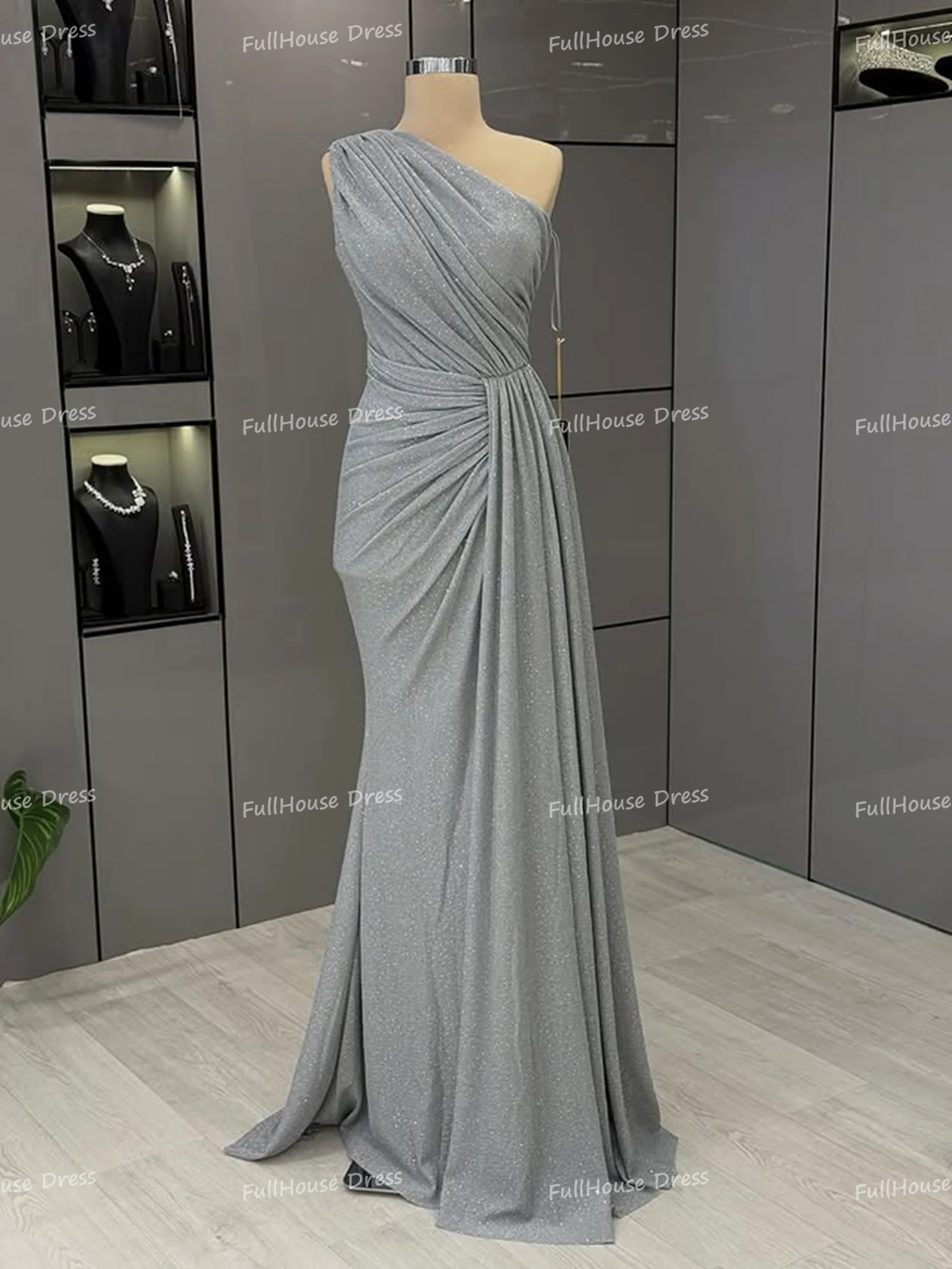 Maßgeschneidertes muslimisches, schulterfreies, plissiertes, sexy Etuikleid mit rückenfreien Pailletten, glänzendem, seitlich geschlitztem Saudi-Arabien-Kleid mit Schleppe