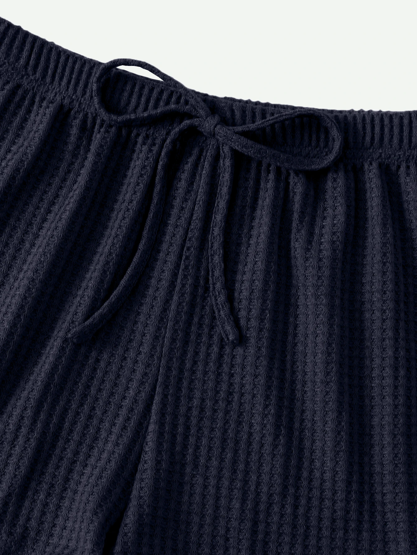 Luźne bluzy, topy bez rękawów i szorty można swobodnie łączyć i zmieniać do noszenia na co dzień, co jest idealne na codzienne wyjścia.