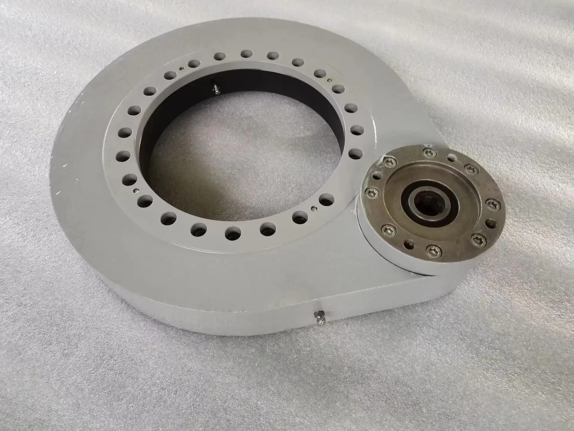 

Customized Spur Gear Slewing Drive with Cross Roller for Construction Machinery Farm Industries Slewing Bearings Ring Sealed