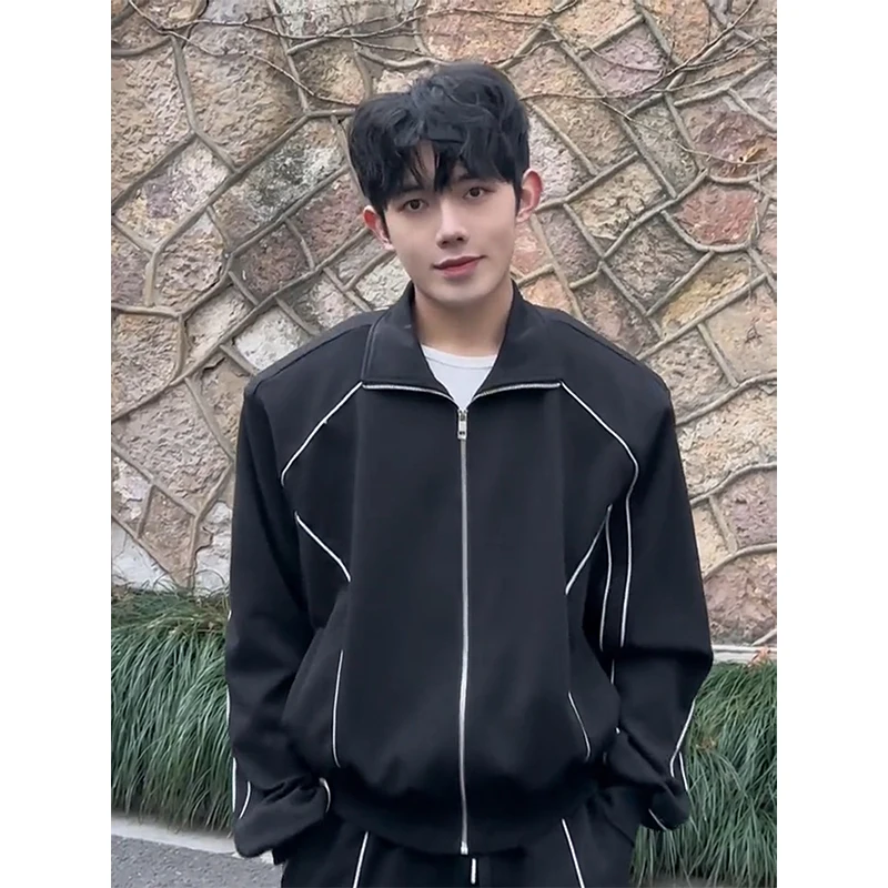 

Мужской повседневный спортивный костюм: куртка с воротником-стойкой, широкие брюки свободного кроя, плотный свитшот с длинным рукавом