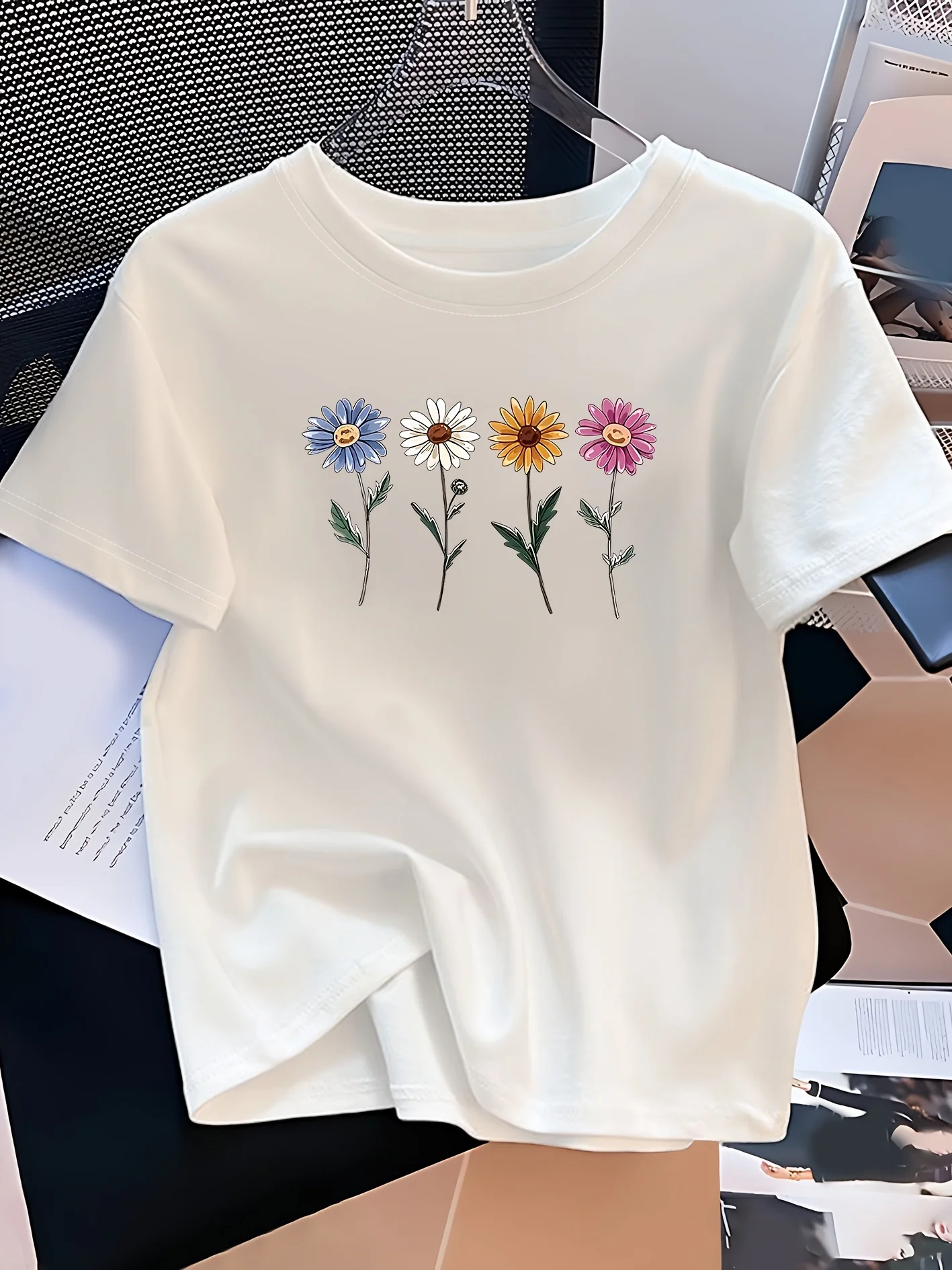 

2026 Весна-Лето Повседневная футболка с коротким рукавом и красочным цветочным принтом, простой дизайн, круглый вырез, мягкая ткань
