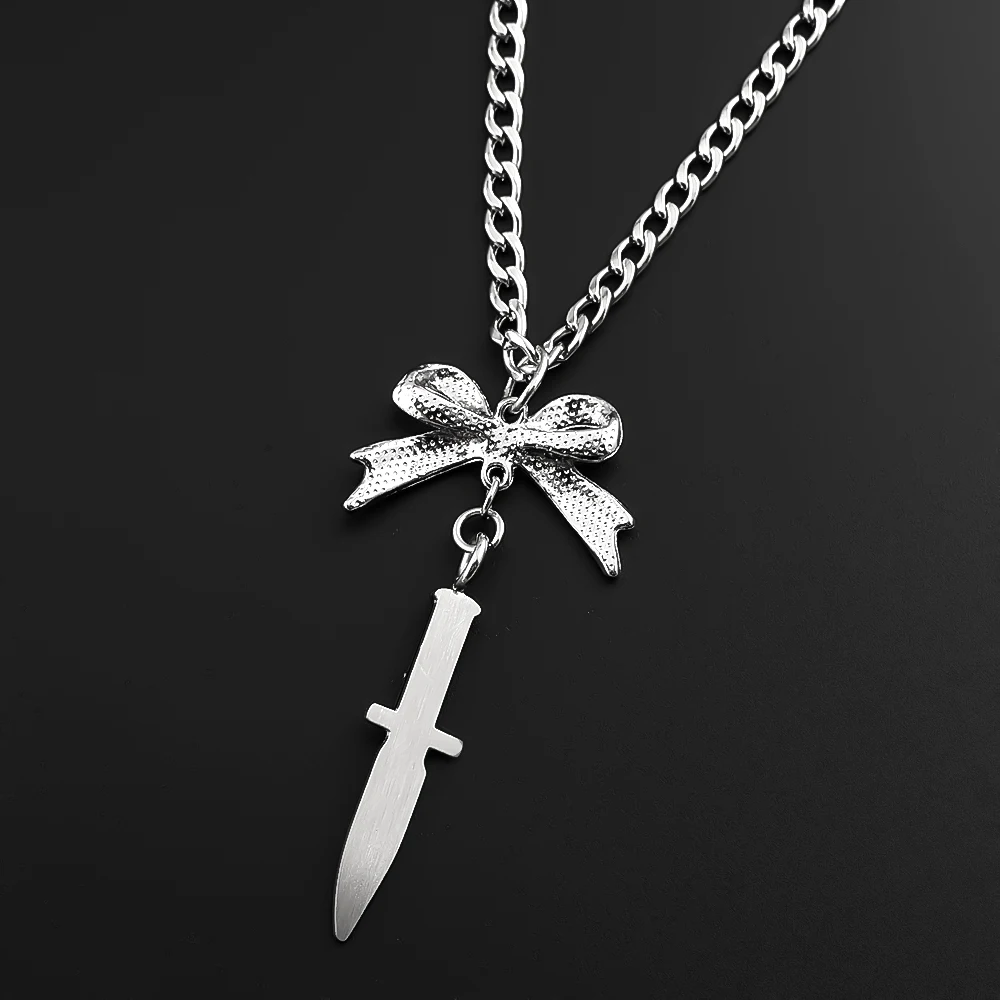 Nieten-Creolen mit Schleife und Rasierklingen-Design, Gothic Punk Hängeohrringe aus Edelstahl, Edgy Style für E-Girls, Femboys, Rapper, Hip-Hop Schmuck – Detail 7