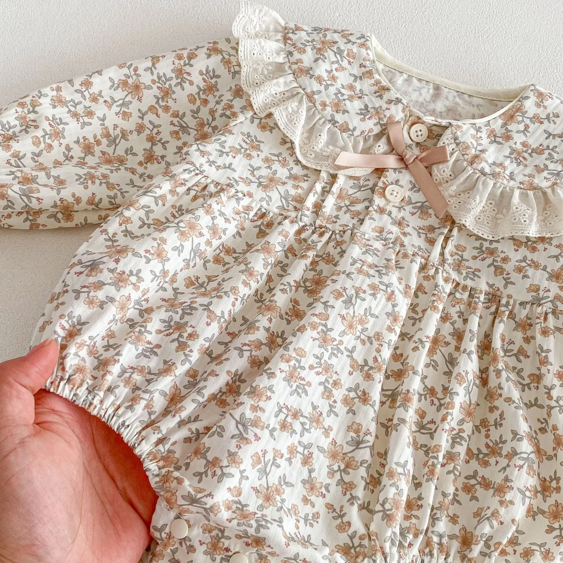 ملابس الطفل 2026 ربيع الخريف جديد طفل الفتيات طويلة الأكمام داخلية الرضع الأزهار قطعة واحدة الملابس مع العصابات الشعر