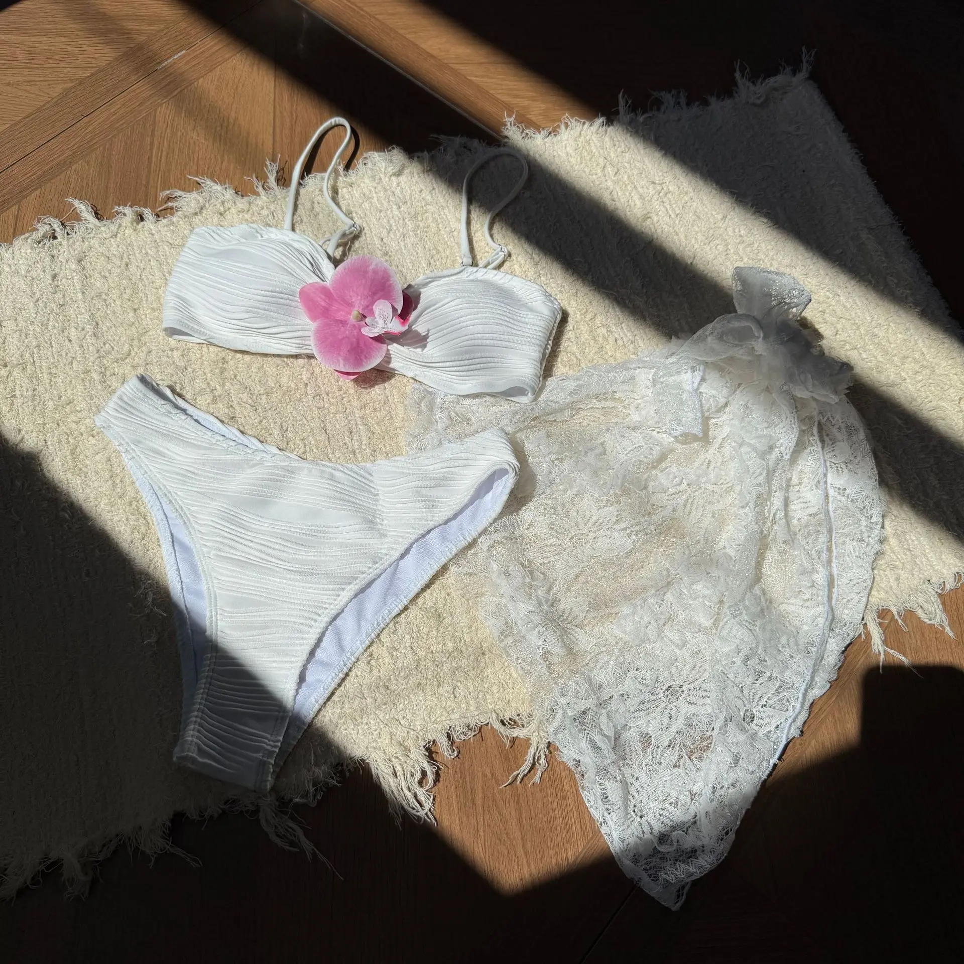 Sexy Blumen-Bandeau-Bikini-Sets, 3-teilig, mit Blumen-Spitzenbezug, Rock, Tanga, Badeanzüge, Badeanzug, Strand-Outfits, Biquini, Tankini