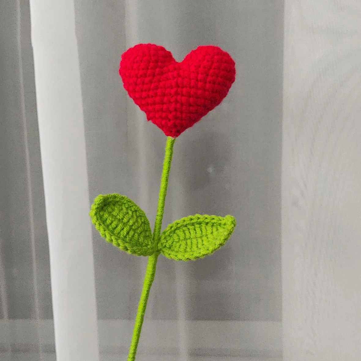 Ramo de Flores de Tallo Verde Realistas, Ramo de Corazón Tejido a Crochet Hecho a Mano, Ramo de Flores de Hilo en Forma de Corazón Cálido para el Día de la Madre