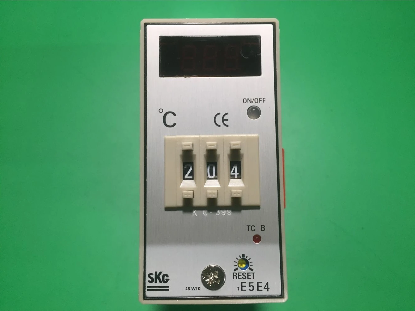 

Taiwan SKG dial code digital temperature controller TE5E4 temperature controller