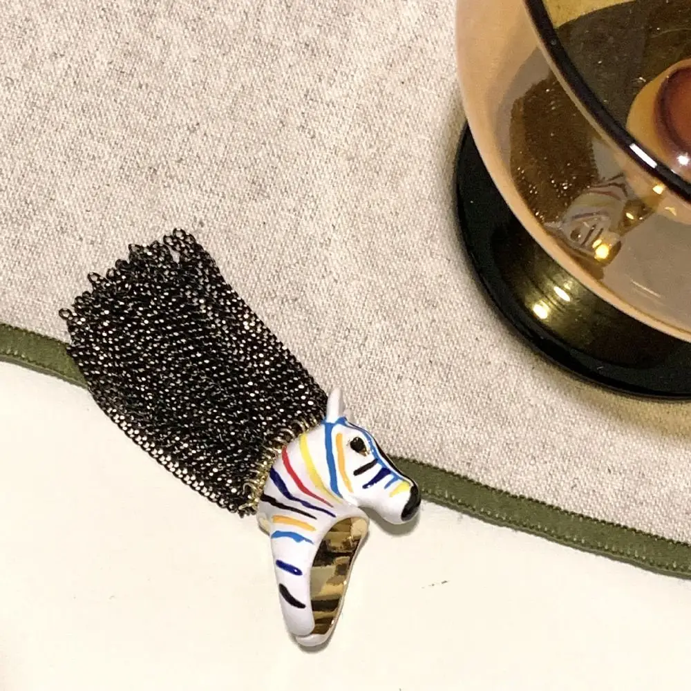 anel-de-dedo-aberto-com-design-exagerado-de-cabeca-de-zebra-e-borla-design-criativo-sensacao-de-luxo-material-metalico