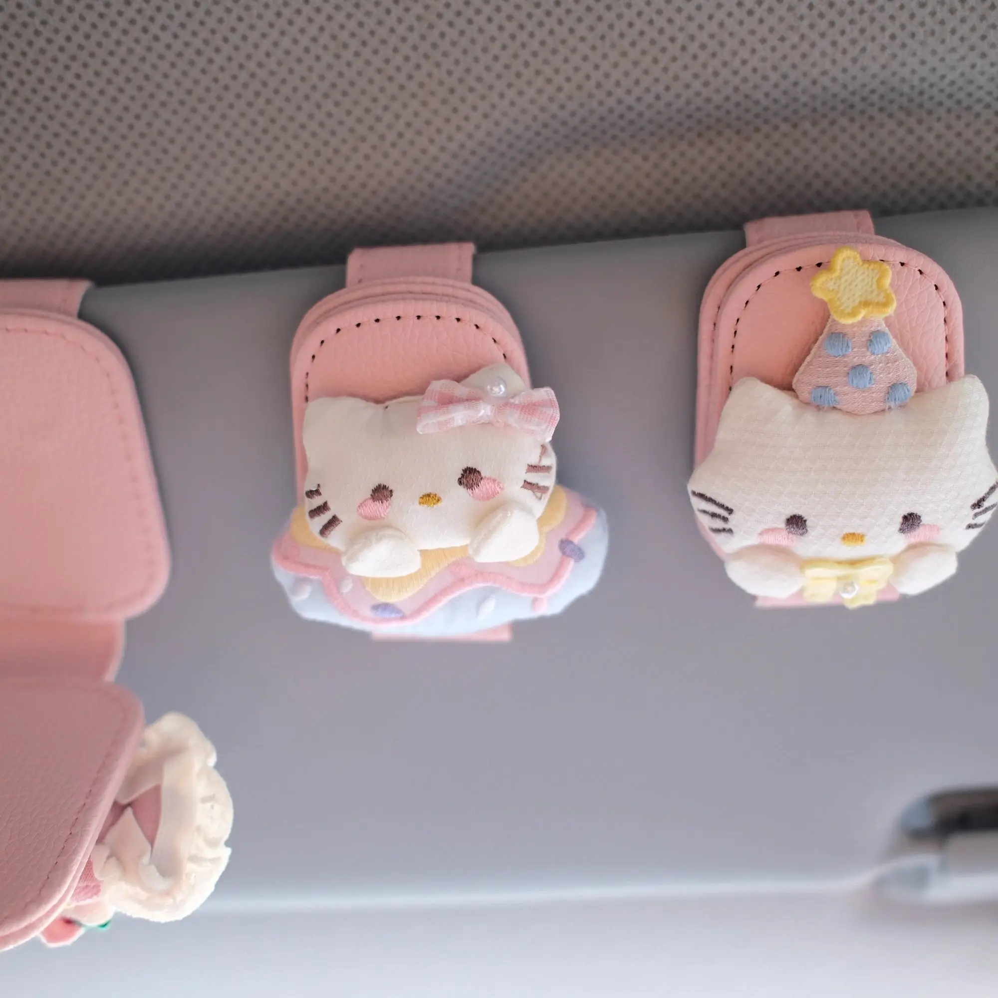 

Kawaii Sanrio Hello Kitty Car Mounted Sunglasses Clip Magnetic Glasses Clip Car Storage Sunshade Cute Decoration Girls Gift Toys