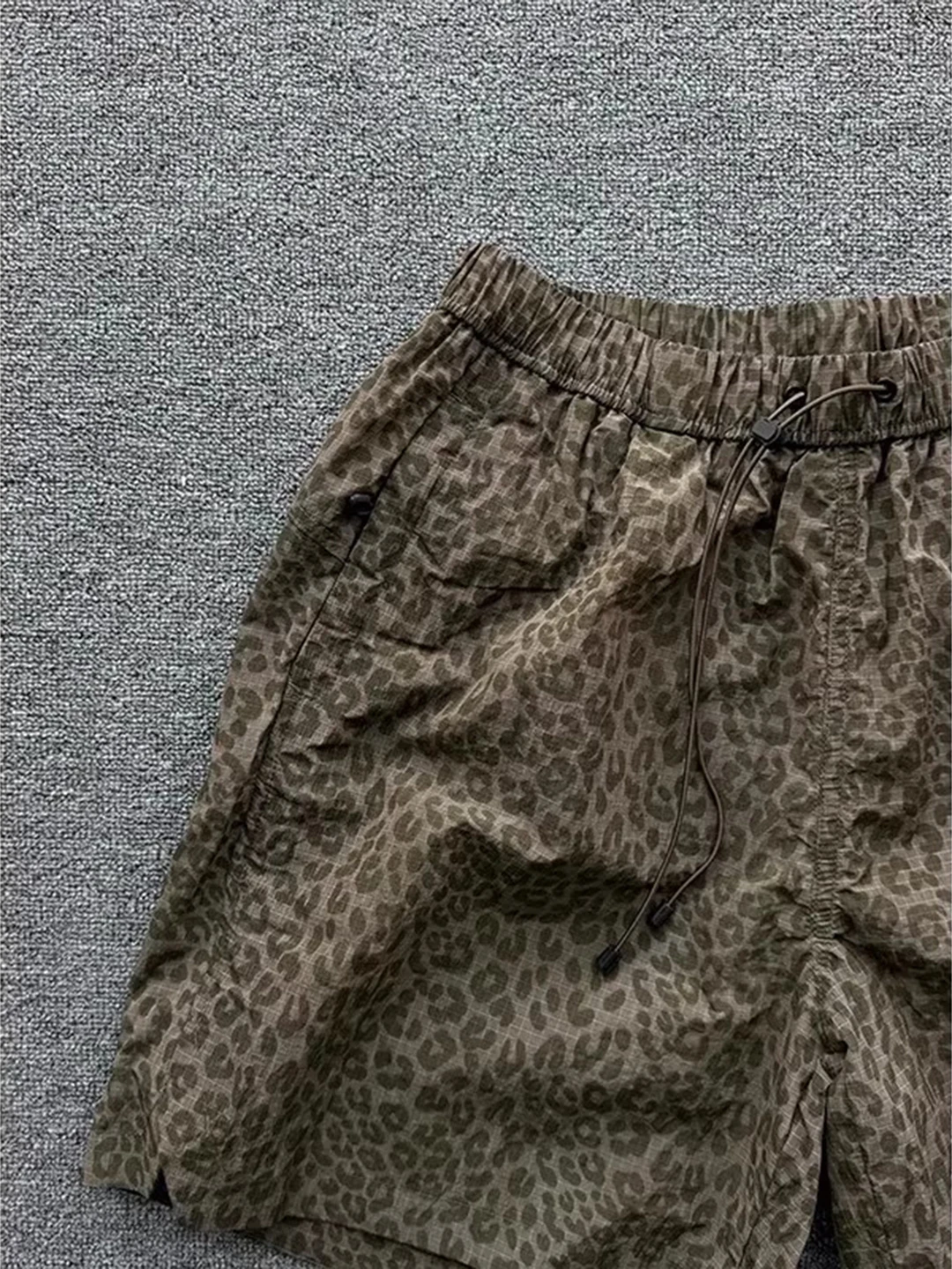 Męskie letnie spodnie sportowe z szybkoschnącej tkaniny Ice Silk w kamuflażu, styl retro amerykański, spodnie do ćwiczeń, wzór w panterkę.